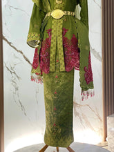 Busana kebaya tradisional songket tabur olive green dengan selempang sulam biku untuk keselesaan bergerak sepanjang majlis resepsi perkahwinan