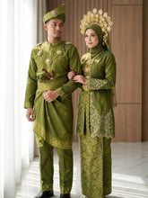 Gambar pasangan pengantin sebenar menggayakan baju sanding KASTURI songket tabur olive green gold di majlis perkahwinan tradisional melayu