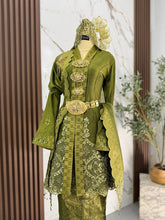 Perincian sulaman biku pada selempang dan aksesori tradisional baju sanding KASTURI untuk gambar close-up pengantin perempuan yang memukau
