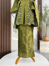 Kualiti tekstur fabrik songket tabur olive green dengan kemasan gold pada baju sanding kebaya KASTURI untuk visual perkahwinan sempurna