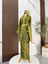 Rekaan baju sanding KASTURI dengan selempang sulam biku yang memberikan gaya unik untuk photoshoot pengantin perempuan majlis perkahwinan