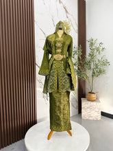 Baju sanding perempuan kebaya olive green gold songket tabur dengan selempang sulam biku untuk siluet pengantin yang anggun dan estetik
