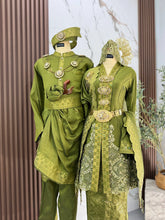 Busana pengantin baju sanding KASTURI warna olive green gold dengan aksesori sanggul lintang dan tanjak untuk gaya pengantin tradisional melayu