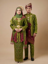 Gambar pasangan pengantin sebenar menggayakan baju sanding KASTURI songket tabur olive green gold di majlis perkahwinan tradisional melayu