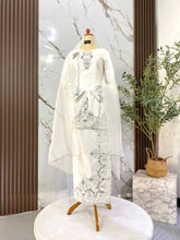 Busana baju nikah kurung moden off white yang selesa dan mudah bergerak untuk majlis nikah di masjid atau kanopi halaman rumah