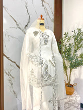 Perincian veil lembut dan kemasan leher baju kurung moden off-white untuk gambar close-up pengantin perempuan semasa akad nikah