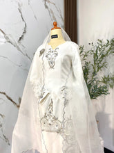 Baju nikah perempuan kurung moden off-white fabrik double-face dengan hiasan veil anggun untuk pengantin berseri di majlis akad nikah