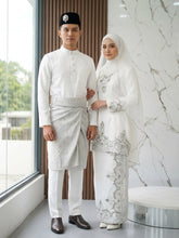 Gambar pasangan pengantin sebenar menggayakan baju nikah KIAMBANG kurung moden off white di majlis akad nikah suci