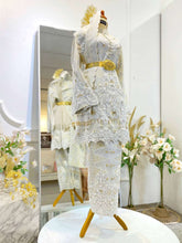 Bride wearing KUNTOM Baju Sanding with complete traditional accessories