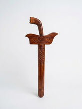 Keris Pengantin Kayu Replika tampak hadapan, sarung kayu coklat kemerahan dengan hulu melengkung, aksesori tradisional Melayu untuk majlis perkahwinan