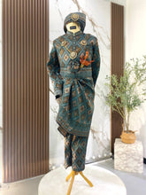Busana dress baju sanding songket 3D hijau gelap untuk keselesaan bergerak dan berjalan dengan mudah sepanjang majlis resepsi