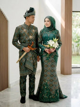 Gambar pasangan pengantin sebenar menggayakan baju sanding LESTARI songket 3D emerald green brown di majlis perkahwinan tradisional melayu