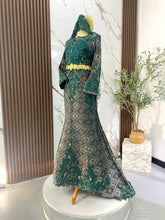 Busana pengantin baju sanding LESTARI warna emerald green dengan aksesori sanggul lintang dan tanjak untuk gaya pengantin melayu klasik