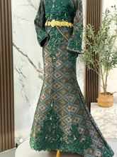 Rekaan baju sanding LESTARI dengan potongan klasik yang memberikan gaya tradisional elegan untuk photoshoot pengantin perempuan majlis perkahwinan