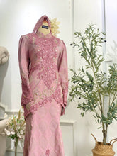 LILIANA – Tulip Songket Dusty Pink Dress & Kot Raihan-Sewa baju sanding dusty pink. Tulip dress songket 3D untuk pengantin & Kot Raihan lelaki. Set lengkap dengan aksesori tradisional.