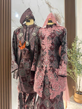MAIRA sewa baju sanding dress 2-piece songket 3D maroon pink dengan sanggul lintang dan tanjak-Baju Pengantin-Baju Sanding