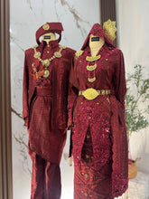 MAISARA sewa baju sanding kebaya songket 2D maroon dengan sanggul lintang dan tanjak pengantin