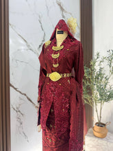 Sanggul lintang dokoh rantai dan selempang sulam baju sanding kebaya maroon MAISARA