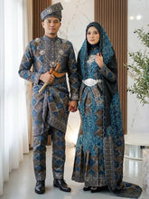 Gambar pasangan pengantin sebenar menggayakan baju sanding MALAI SARI songket 3D teal blue silver black di majlis perkahwinan tradisional melayu