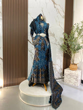 Busana two-piece baju sanding songket 3D biru teal dengan keradung sari untuk keselesaan bergerak dan berjalan sepanjang majlis resepsi