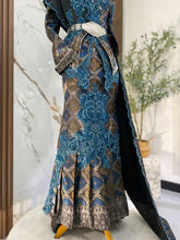 Perincian sanggul lintang, dokoh rantai, dan hiasan keradung sari pada baju sanding teal blue untuk gambar close-up pengantin perempuan