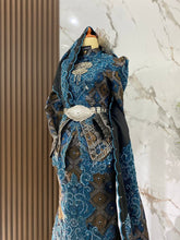 Kualiti tekstur premium fabrik songket 3D teal blue dengan sulaman benang silver black pada baju sanding MALAI SARI untuk visual perkahwinan sempurna