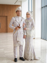 Gambar pasangan pengantin sebenar menggayakan baju sanding MALEA songket 3D light brown cream di majlis perkahwinan tradisional moden