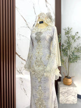 Baju sanding perempuan two-piece V dress light brown cream songket 3D dengan dokoh rantai dan sanggul lintang untuk siluet pengantin kemas berseri