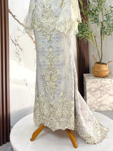 Kualiti tekstur premium fabrik songket 3D gabungan warna light brown, light grey, dan cream pada baju sanding MALEA untuk visual perkahwinan sempurna