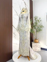 Baju sanding perempuan two-piece V dress light brown cream songket 3D dengan dokoh rantai dan sanggul lintang untuk siluet pengantin kemas berseri