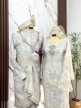 Busana pengantin baju sanding MALEA warna light brown grey cream dengan aksesori sanggul lintang dan tanjak untuk gaya pengantin melayu moden