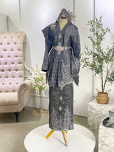 Sewa baju pengantin songket Malaysia-Baju sanding kebaya tradisional Melayu-Busana pengantin eksklusif warna perak & kelabu-Pakej baju pengantin lelaki & perempuan Melayu-Kebaya songket selempang sulam untuk sanding