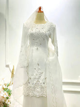 Set baju pengantin nikah kurung moden pleated off-white dengan baju melayu nikah moden untuk gaya majlis perkahwinan eksklusif-PP SIGNATURE BRIDAL