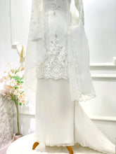 Pakej sewa baju nikah lengkap off-white untuk pilihan sustainable wedding fashion di Malaysia dengan aksesori percuma