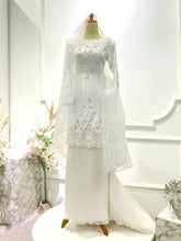 Set baju pengantin nikah kurung moden pleated off-white dengan baju melayu moden untuk gaya majlis akad nikah eksklusif