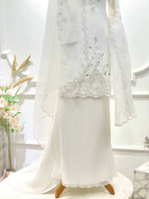 Baju pengantin nikah off-white kurung moden pleated material double-face untuk photoshoot akad nikah dan solemnization