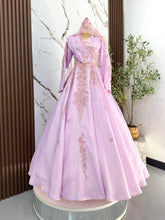 Perincian lace dan aksesori mahkota pada baju sanding purple duchess untuk gambar close-up pengantin perempuan yang memukau