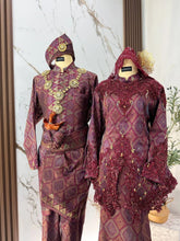 MAWAR sewa baju sanding kurung moden songket 3D maroon gold dengan sanggul lintang dan tanjak