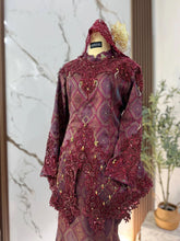 Baju sanding perempuan kurung moden maroon songket 3D dengan perincian dokoh rantai dan veil