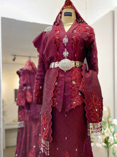 Kot Raihan Lelaki Warna Maroon-Selempang Sulam Baju Pengantin-Gaun Sanding Melayu Warna Magenta-Sewa Baju Kahwin Tradisional Moden-PP Signature Bridal