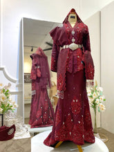 MAYA tampil berani dengan Kebaya Songket Maroon & Selempang Sulam. Sewa baju sanding L&P moden untuk majlis resepsi eksklusif andaPP Signature Bridal