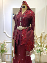 MAYA – Baju Kebaya Songket Maroon Magenta untuk Sanding-Baju Sanding Kebaya Moden Songket Warna Merah-Sewa Baju Pengantin Songket Maroon Magenta (L&P)-MAYA – Kebaya Moden dengan Selempang Sulam Eksklusif-Busana Sanding Tradisional Moden Warna Magenta