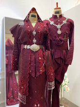 MAYA is for brides who love bold colour, tradition, and confidence. If you want to make a strong entrance while staying true to Malay wedding customs, this set gives you that perfect mix of modern and classic. Best for evening receptions, ballroom themes, or garden weddings with rich tones.