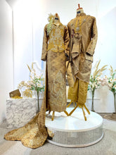 MUSTIKA II menggabungkan keanggunan Songket Melayu & inspirasi Kebaya Jawa, menampilkan gaun pensil emas dengan korset dan ekor mewah.