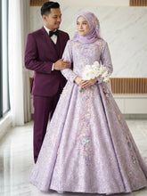 Gambar pasangan pengantin sebenar menggayakan baju sanding PERIWINKLE ballgown purple silver di majlis perkahwinan moden