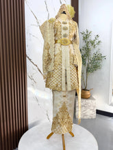 Rekaan baju sanding PERMATA dengan selempang sulam biku yang memberikan gaya unik untuk photoshoot pengantin perempuan majlis perkahwinan