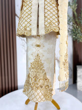 Busana kebaya moden songket 3D light brown dengan selempang sulam biku untuk keselesaan bergerak sepanjang majlis resepsi perkahwinan