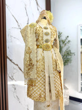Kualiti tekstur fabrik songket 3D light brown dengan kemasan gold pada baju sanding kebaya moden PERMATA untuk visual perkahwinan sempurna