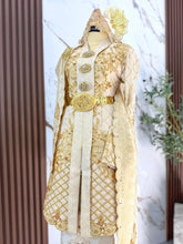 Perincian sulam biku pada selempang dan aksesori tradisional baju sanding PERMATA untuk gambar close-up pengantin perempuan yang memukau
