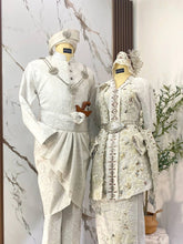 Busana pengantin baju sanding PUTERI BUNIAN warna off white dengan aksesori sanggul lintang dan tanjak untuk gaya pengantin melayu klasik